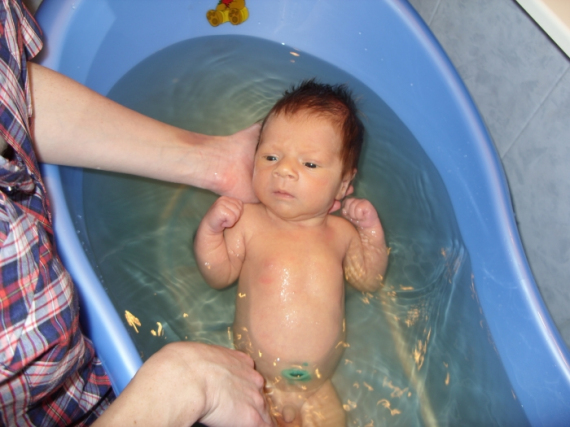 Правила купания новорождённых. Вода и уши опасно ли это?.